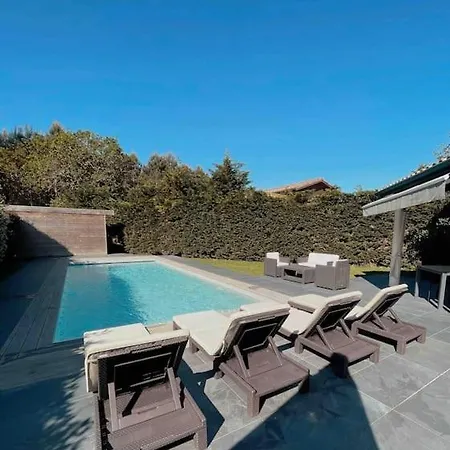 Familiale 8 Personnes, Piscine Chauffee A 10 Kms De La *